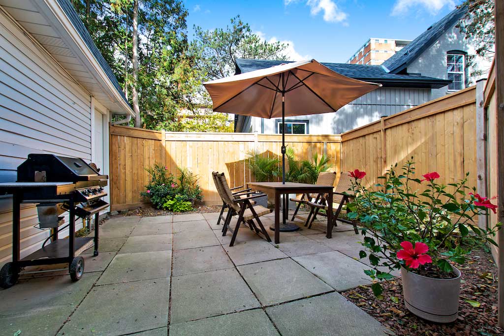 Bellview Cottage private patio at a detached Burlington furnished rental
