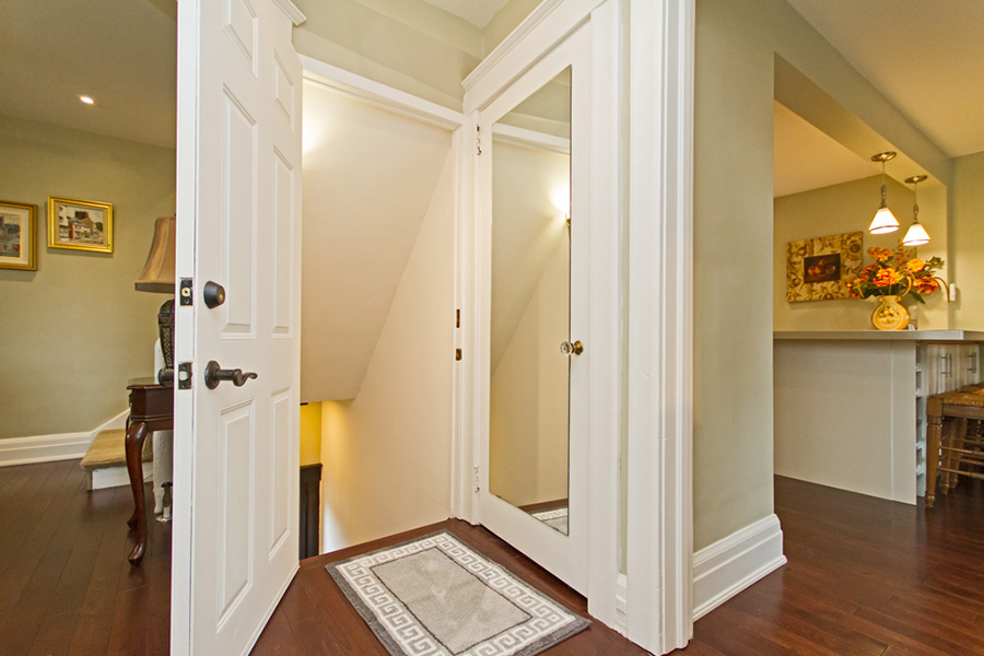 Hallway in Emerson House, Caroline St, Burlington furnished rental