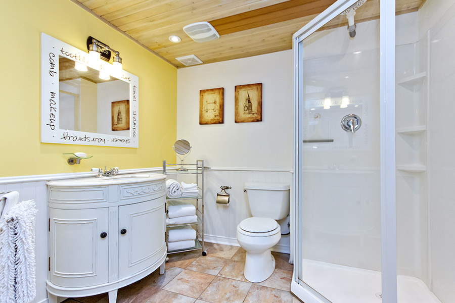 Lower bathroom in Nelson House, Blathwayte Lane, Burlington furnished rental