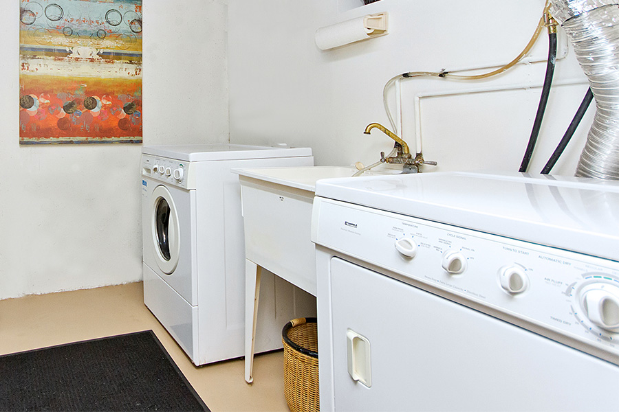 Laundry room in Nelson House, Blathwayte Lane, Burlington furnished rental