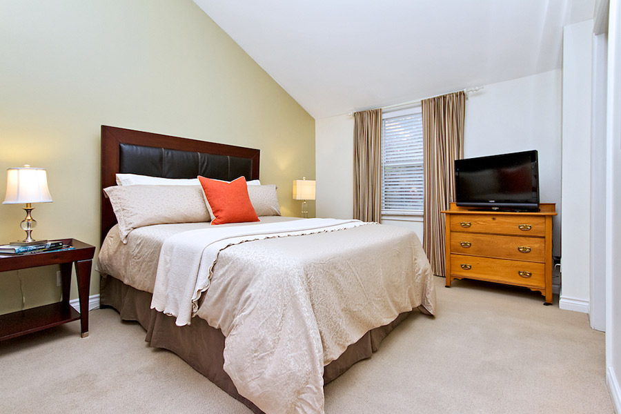 Master bedroom in Nelson House, Blathwayte Lane, Burlington furnished rental