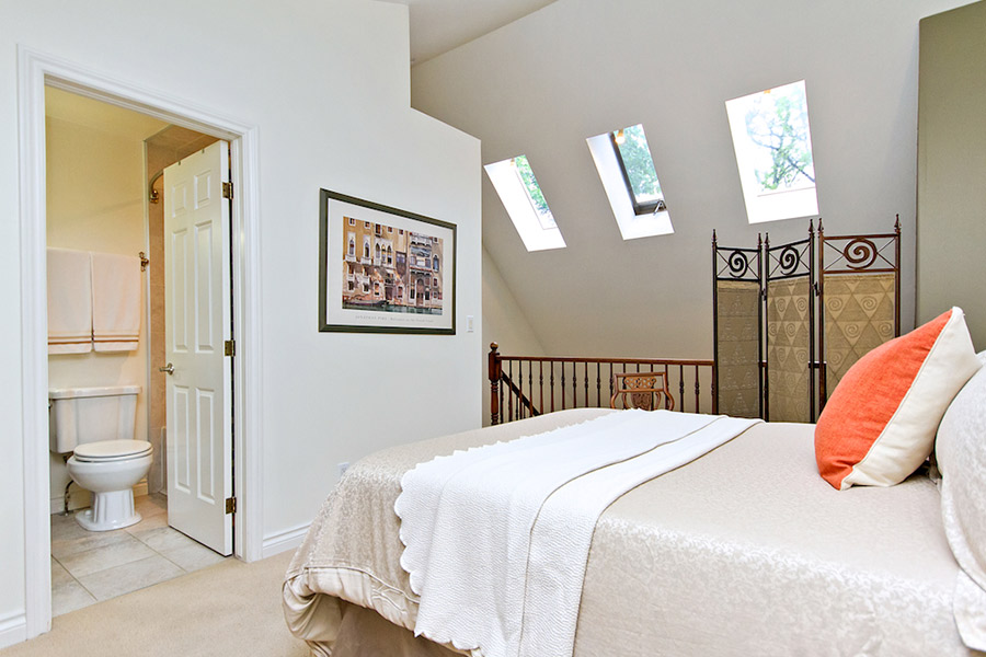Master bedroom in Nelson House, Blathwayte Lane, Burlington furnished rental
