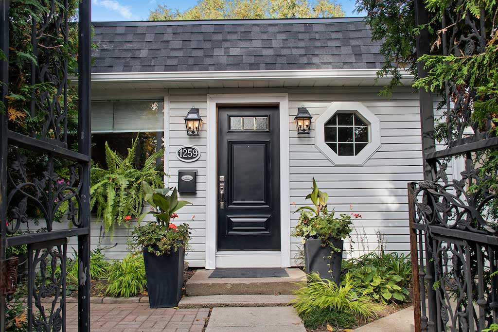 Bellview Cottage, detached Burlington furnished rental