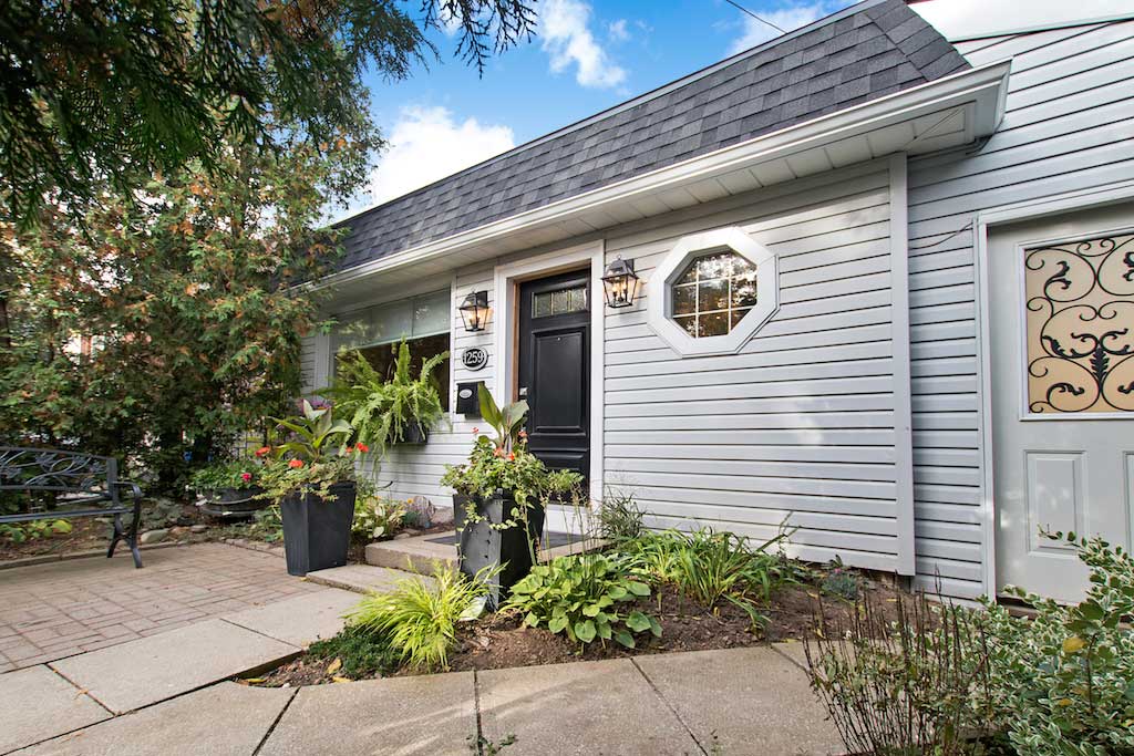 Bellview Cottage, detached Burlington furnished rental
