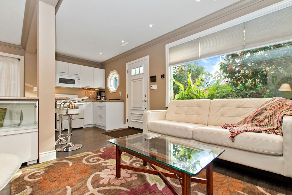 Living room in Bellview Cottage, Bellview Street, Burlington furnished rental