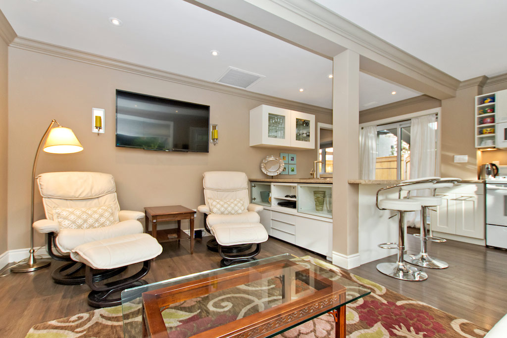Open plan living room in Bellview Cottage, Bellview Street, Burlington furnished rental
