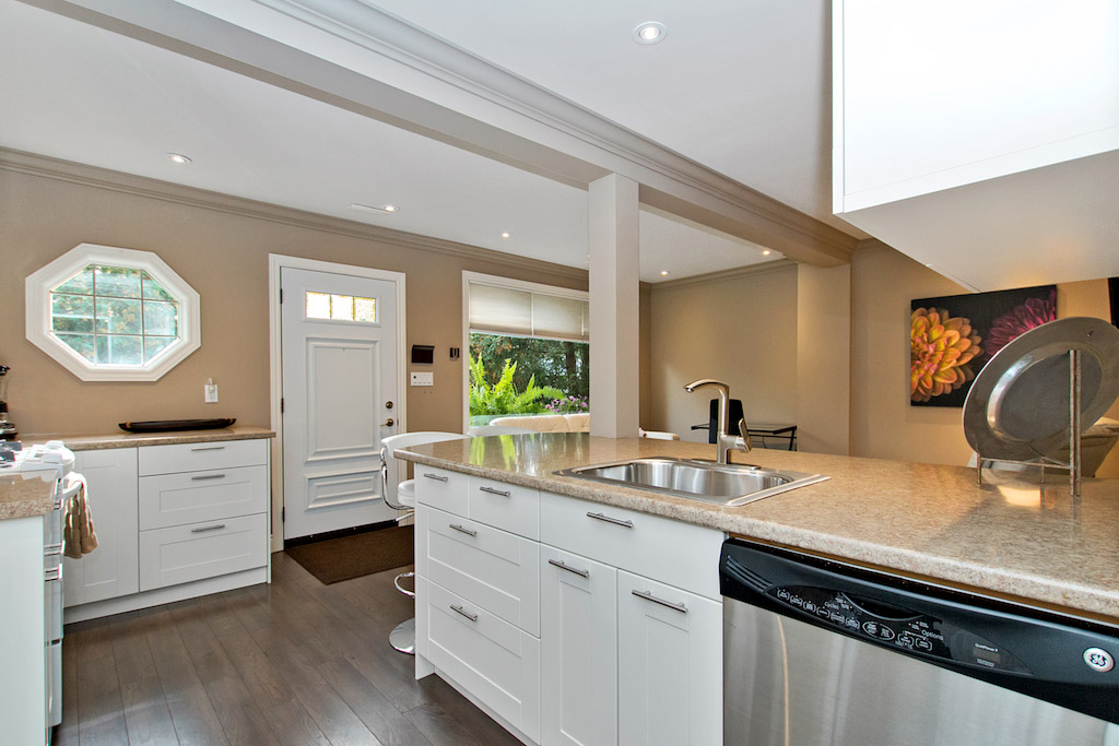 Kitchen island at Bellview Cottage, Bellview Street, Burlington furnished rental