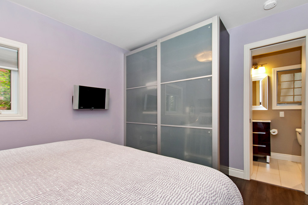 Master bedroom in Bellview Cottage, Bellview Street, Burlington furnished rental